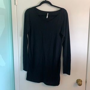 V-neck long sleeve tunic length T-shirt